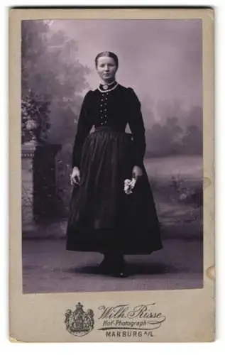 Fotografie Wilh. Risse, Marburg a. L., Frau in dunklem Kleid mit Blumenstrauss