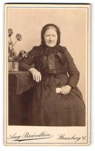 Fotografie Aug. Brändlein, Strassburg i. E., Ziegelauweg 29, Sitzende Dame mit Haube