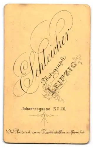 Fotografie E. Schleicher, Leipzig, Johannesgasse 29, Porträt eines Mannes mit Anzug