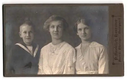 Fotografie Paul Knoblich, Hannover, Georgstrasse 1, Zwei Schwestern mit jüngerem Bruder