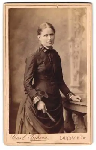 Fotografie Carl Tschira, Lörrach i. W., Elegante Dame mit Fächer