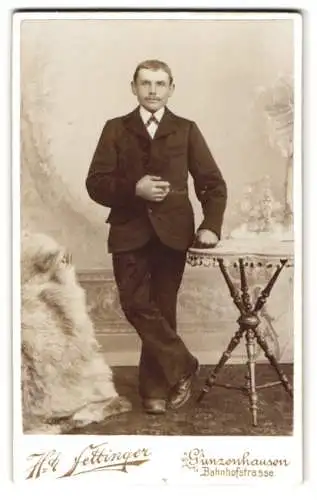 Fotografie Heinrich Jettinger, Gunzenhausen, Bahnhofstrasse, Eleganter Herr mit Zigarre in der Hand