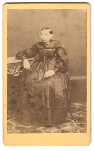 Fotografie A. Wagner, Nürnberg, Glockenhof No. 3, sitzende Frau in elegantem Kleid