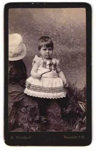 Fotografie A. Reinhard, Neustadt a. H., Schiesshausweg, Kind in gemustertem Kleid