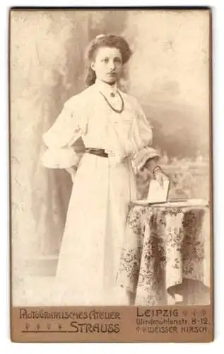 Fotografie Strauss, Leipzig, Windmühlenstr. 8-12, Porträt einer jungen Dame in elegantem Kleid