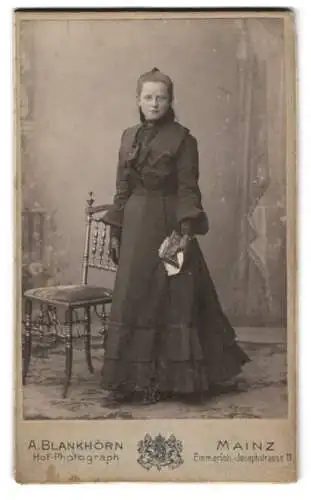 Fotografie A. Blankhörn, Mainz, Emmerich Josephstrasse 11, Jugendliche in elegantem Kleid