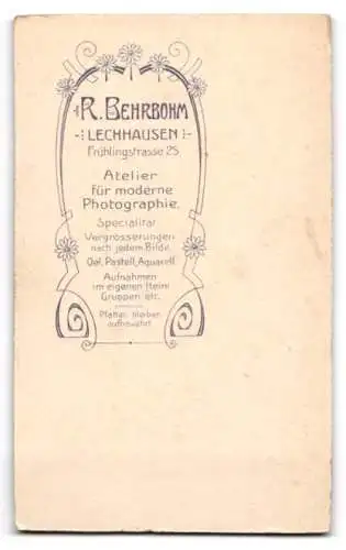 Fotografie R. Behrbohm, Lechhausen, Frühlingsstrasse 25, Frau in elegantem Kleid neben rustikalem Zaun