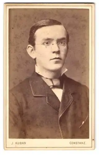 Fotografie J. Kuban, Constanz, Husenstrasse 30, Portrait eines jungen Mannes