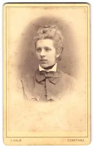 Fotografie F. Halm, Constanz, Augustiner-Str. 590, Porträt einer Frau mit eleganter Frisur