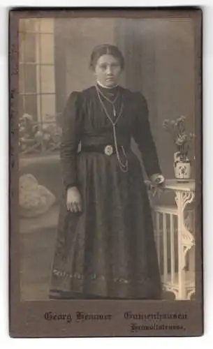 Fotografie Georg Hemmer, Gunzenhausen, Hensoltstrasse, Porträt einer jungen Frau im Salon