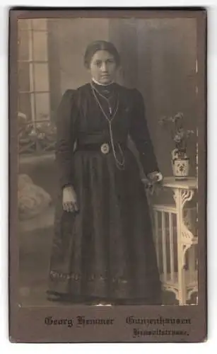 Fotografie Georg Hemmer, Gunzenhausen, Hensoltstrasse, Porträt einer Dame im eleganten Kleid