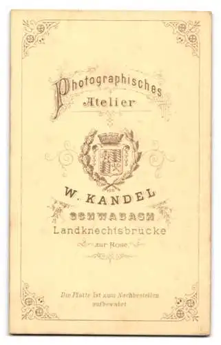 Fotografie W. Kandel, Schwabach, Landknechtsbrücke, Porträt eines Herren im Anzug mit Brille