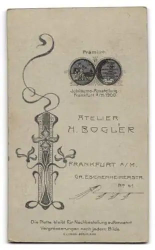 Fotografie H. Bogler, Frankfurt a. M., Gr. Eschenheimerstr. 41, Dame mit Buch neben Stuhl