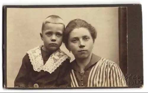 Fotografie Böter, Hamburg, Marktplatz 10, Mutter und Sohn im Porträt