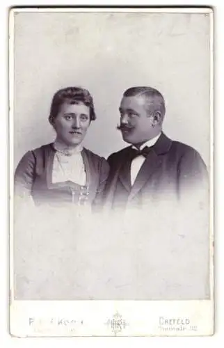 Fotografie P. & H. Koch, Crefeld, Rheinstr. 32, Porträt eines Paares