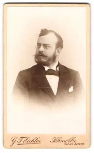 Fotografie G. F. Eichler, Schmölln /Sachs., Portrait eines eleganten Herrn mit Bart und Brille