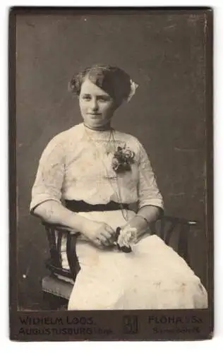 Fotografie Wilhelm Loos, Flöha i. Sa., Bismarckstrasse 26, Dame im eleganten Kleid mit Blumen