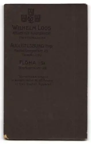 Fotografie Wilhelm Loos, Flöha i. Sa., Bismarckstrasse 26, Dame im eleganten Kleid mit Blumen
