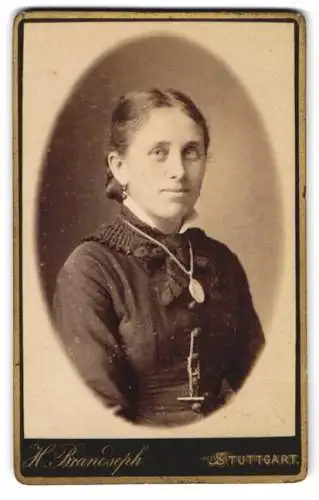 Fotografie Hermann Brandseph, Stuttgart, Marienstrasse 36, Porträt einer Dame mit Halskette