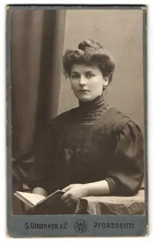 Fotografie S. Wronker & Co, Pforzheim, Portrait einer Frau mit Buch