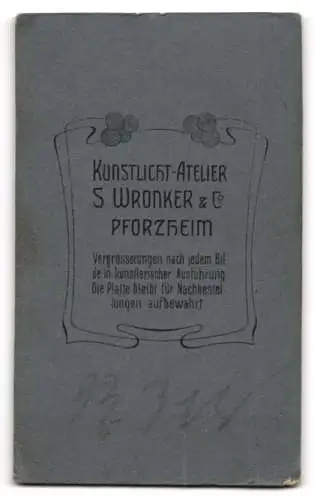 Fotografie S. Wronker & Co, Pforzheim, Portrait einer Frau mit Buch