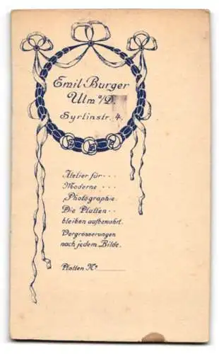 Fotografie Emil Burger, Ulm, Syrlinstr. 4, Stehende Frau am Tisch