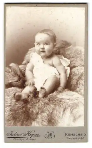 Fotografie Julius Heyne, Remscheid, Bismarckstr. 66, Baby auf Fell drapiert