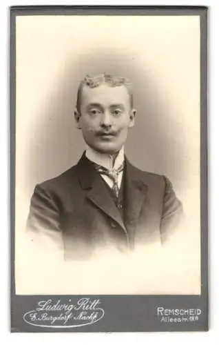 Fotografie Ludwig Ritt, Remscheid, Alleestrasse 18, Portrait eines Herrn mit Schnurrbart