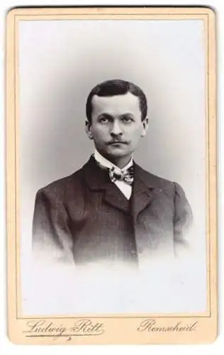 Fotografie Ludwig Ritt, Remscheid, Alleestrasse 18, Porträt eines eleganten Herrn