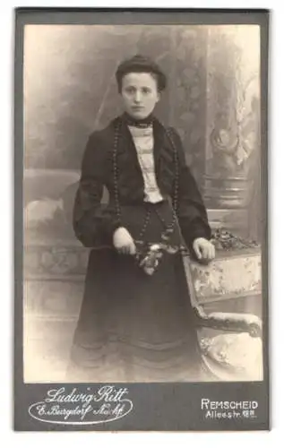 Fotografie Ludwig Ritt, Remscheid, Alleestrasse 18, Porträt einer Dame mit elegantem Kleid