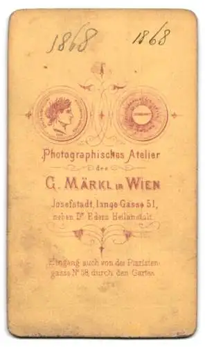 Fotografie G. Märkl, Wien, Josefstädterstrasse 51, Mutter sitzt mit Tochter und zwei Söhnen an einem Tisch