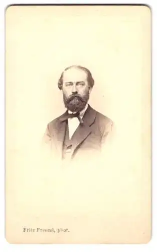 Fotografie Fritz Freund, Braunschweig, Höhe No. 27, Portrait eines Herrn mit Bart