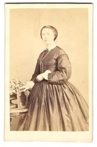 Fotografie H. Reuter, Braunschweig, Südliche Wilhelmstrasse 88, Dame im eleganten Kleid