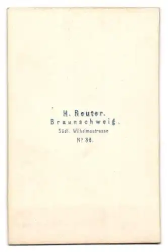 Fotografie H. Reuter, Braunschweig, Südliche Wilhelmstrasse 88, Dame im eleganten Kleid