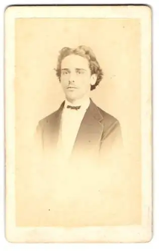 Fotografie Norddeutsches Photographie-Atelier, Bremen, Hutfilterstrasse 38, Porträt eines jungen Mannes