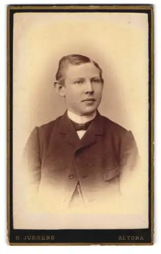 Fotografie H. Jürgens, Altona, gr. Mühlenstrasse 54, Porträt eines jungen Mannes