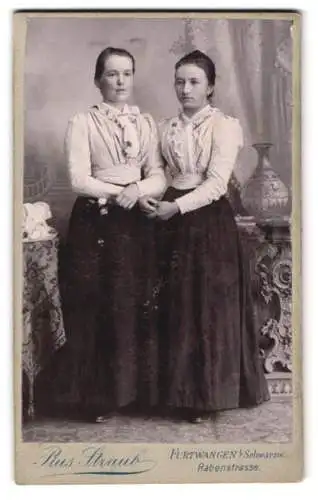 Fotografie Pius Straub, Furtwangen i. Schwarzw., Rabenstrasse, Zwei junge Frauen in eleganten Kleidern