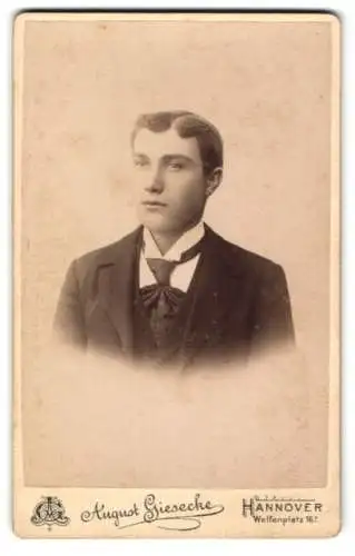 Fotografie August Giesecke, Hannover, Welfenplatz 16, Porträt eines jungen Mannes