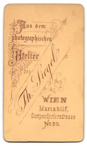 Fotografie Th. Siegel, Wien, Gumpendorferstrasse 20, Kind in winterlichem Mantel