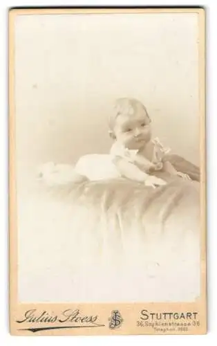 Fotografie Julius Stoess, Stuttgart, Sophienstrasse 36, Porträt eines liegenden Babys