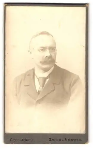 Fotografie C. Hollaender, Nagold, Porträt eines Mannes mit Brille