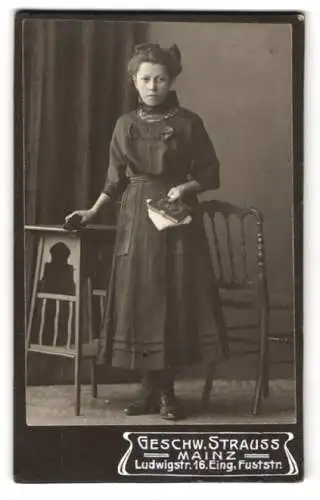 Fotografie Geschw. Strauss, Mainz, Ludwigstrasse 16, Junge Frau mit Buch in einem Studio