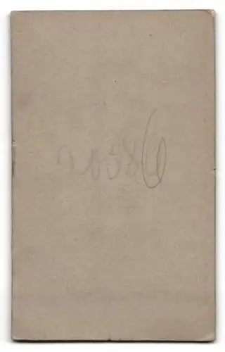 Fotografie Geschw. Strauss, Mainz, Ludwigstrasse 16, Junge Frau mit Buch in einem Studio