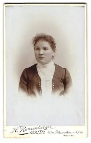 Fotografie H. Ranzenberger, Mainz, Rheinstrasse 45, Porträt einer jungen Frau