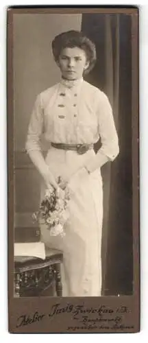 Fotografie Heinrich Jmig, Zwickau i. S., Hauptmarkt 15, Frau mit Blumenstrauss