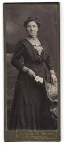 Fotografie Ludwig Ritt, Remscheid, Frau mit Blumenstrauss