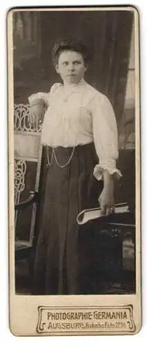 Fotografie Photographie Germania, Augsburg, Bahnhofstrasse 12½, Porträt einer Dame mit weisser Bluse