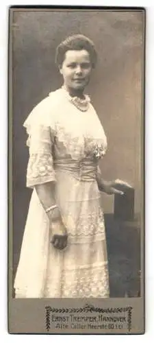 Fotografie Ernst Tremper, Hannover, Alte Celler Heerstrasse 60, Elegante Dame im weissen Kleid