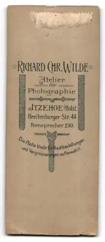 Fotografie Richard Chr. Wilde, Itzehoe i. Holst., Breitenburger Str. 44, Frau mit Brief auf einem Stuhl