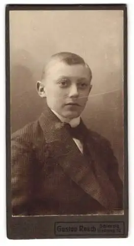 Fotografie Gustav Rasch, Schleswig, Stadtweg 32, Porträt eines Jungen im Anzug